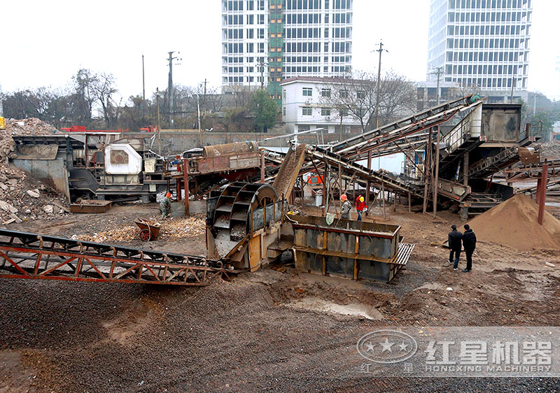 建筑垃圾制沙現(xiàn)場，配置車載制沙機